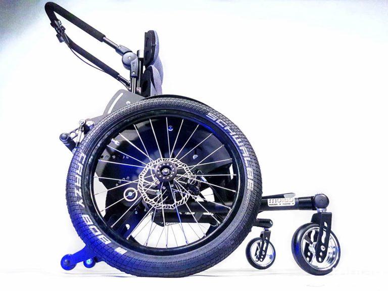 Seitenansicht des molab Chillie Rollstuhls große Räder.