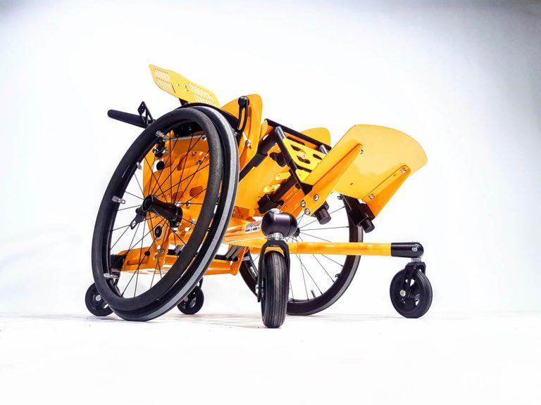 Vorderansicht des molab Chillie Rollstuhls in Gelb mit Ladefläche.