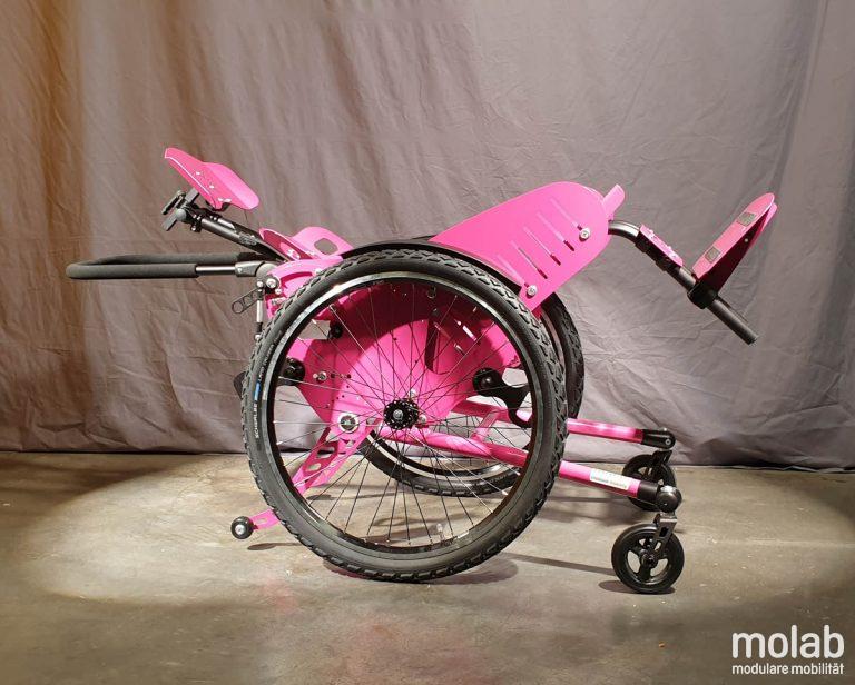 Seitenansicht des molab Chillie Rollstuhls gekantelt Sitz.