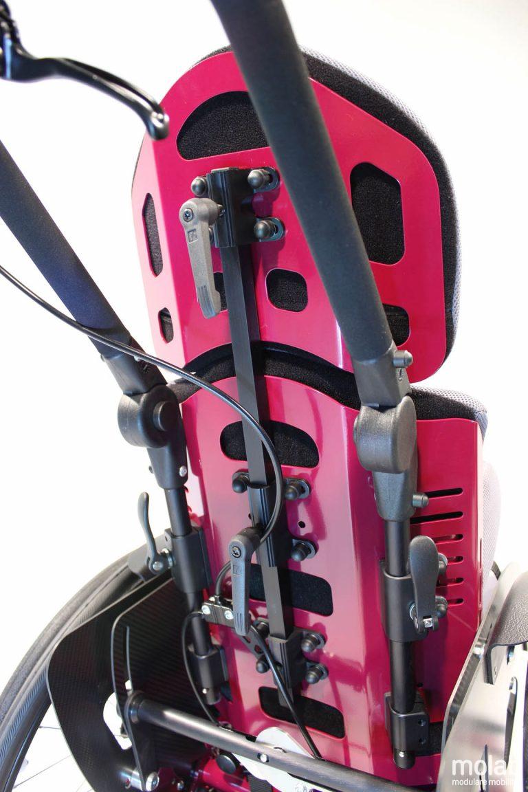 Rückansicht des molab Chillie Rollstuhls in Pink.