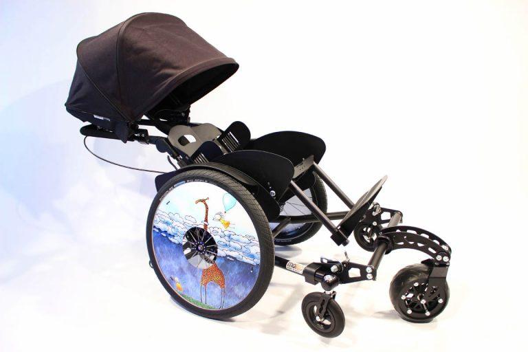 Seitenansicht des molab Chillie Rollstuhls mit SmartWheel und Regenverdeck.