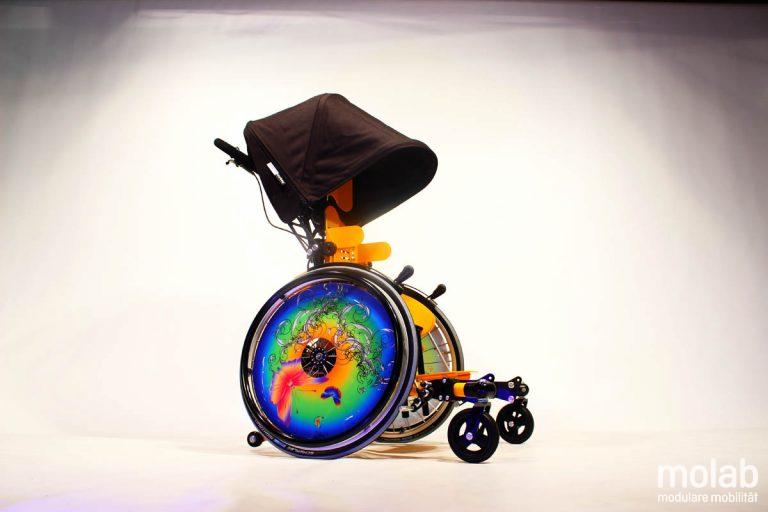 Seitenansicht des molab Chillie Rollstuhls in Gelb mit Regenverdeck.