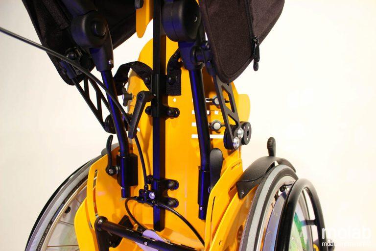 Rückansicht des molab Chillie Rollstuhls in Gelb mit Regenverdeck.