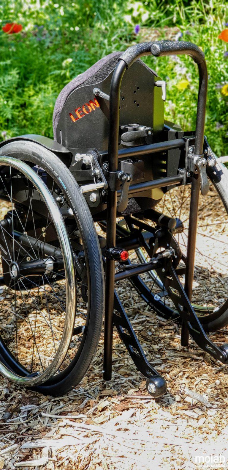 Rückansicht molab G6KID Rollstuhl im Garten auf Rindenmulch.