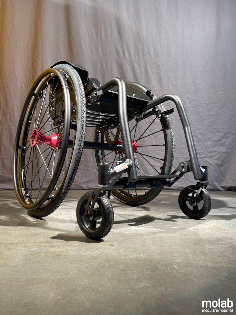 Vorderrolle im Detail des molab G6KID Rollstuhls.
