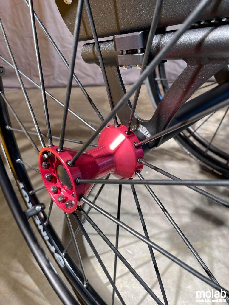 Radnabe Rot im Detail des molab G6KID Rollstuhls.