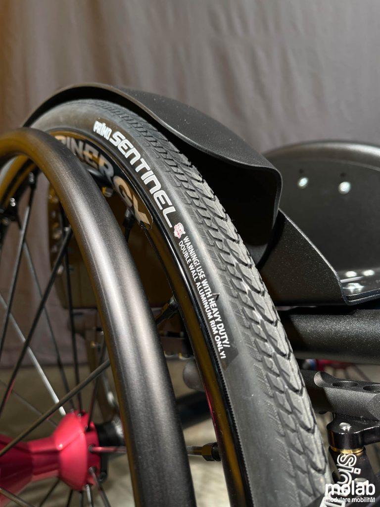 Sentinel Radmantel im Detail am molab G6KID Rollstuhl.