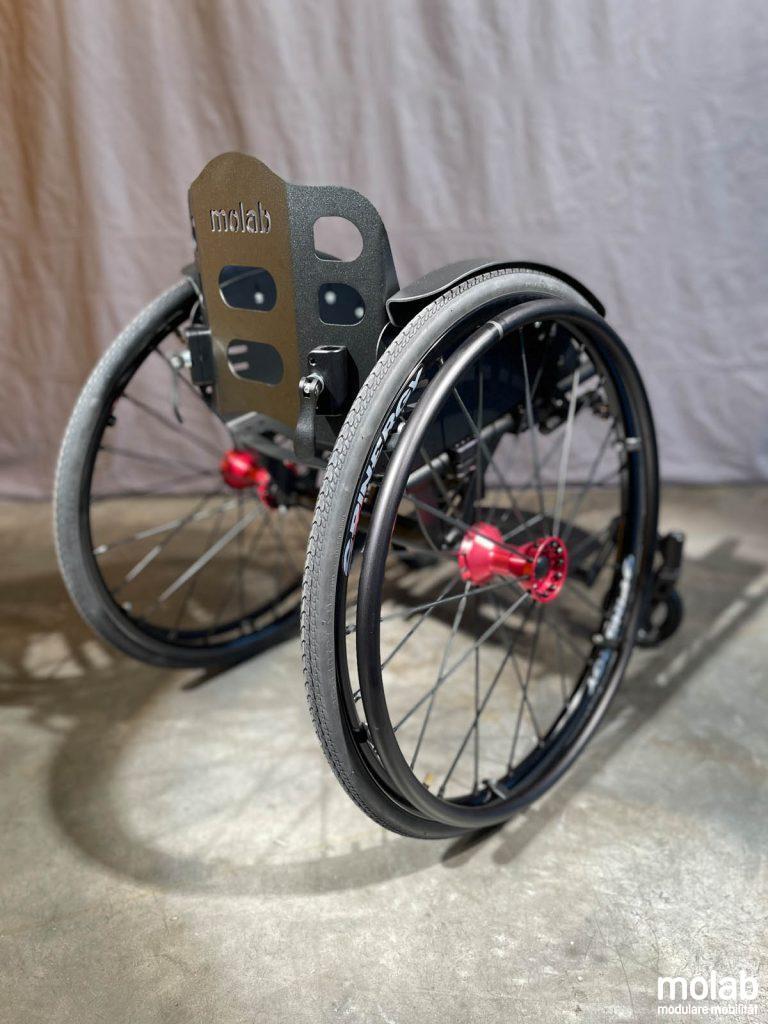 Rückenlehne molab G6KID Rollstuhl molab Logo gelasert.