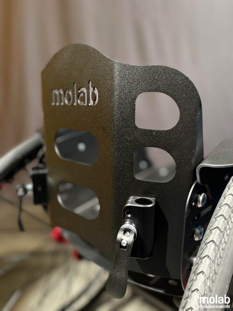 Rückenlehne molab G6KID Rollstuhl molab Logo gelasert.