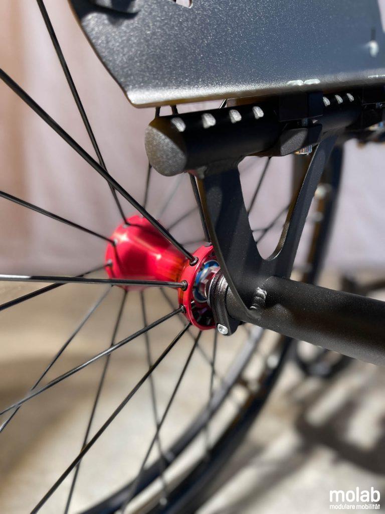 Radnabe Rot im Detail des molab G6KID Rollstuhls.