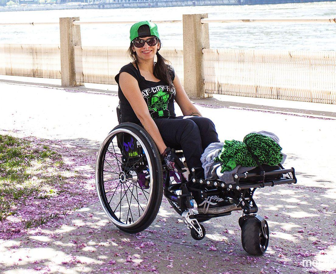 Junge Frau im Rollstuhl an einem Flußufer mit einem Smartwheel von Molab