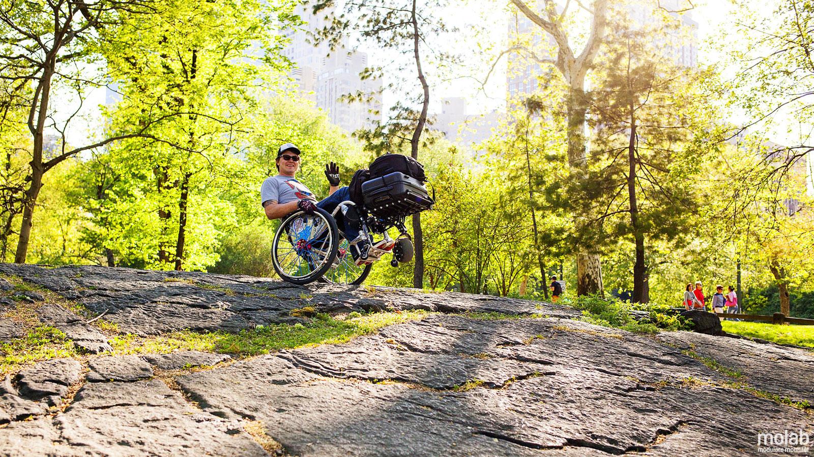 Erwachsener Rollstuhlfahrer auf kleinem Berg mit Smartwheel von Molab