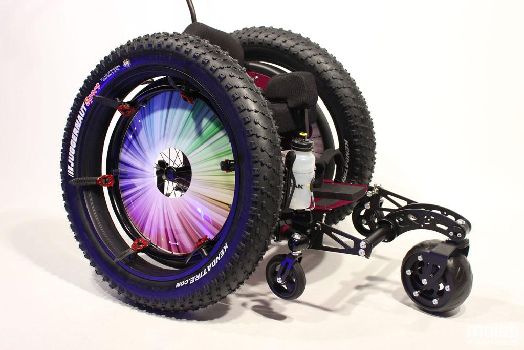 Straponwheelz mit Smartwheel montiert an einem leeren Rollstuhl stehend