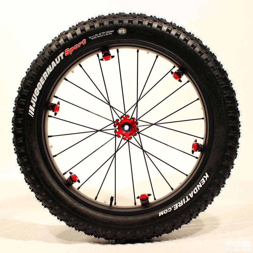 Straponwheelz stehend ohne Rollstuhl seitlich fotografiert