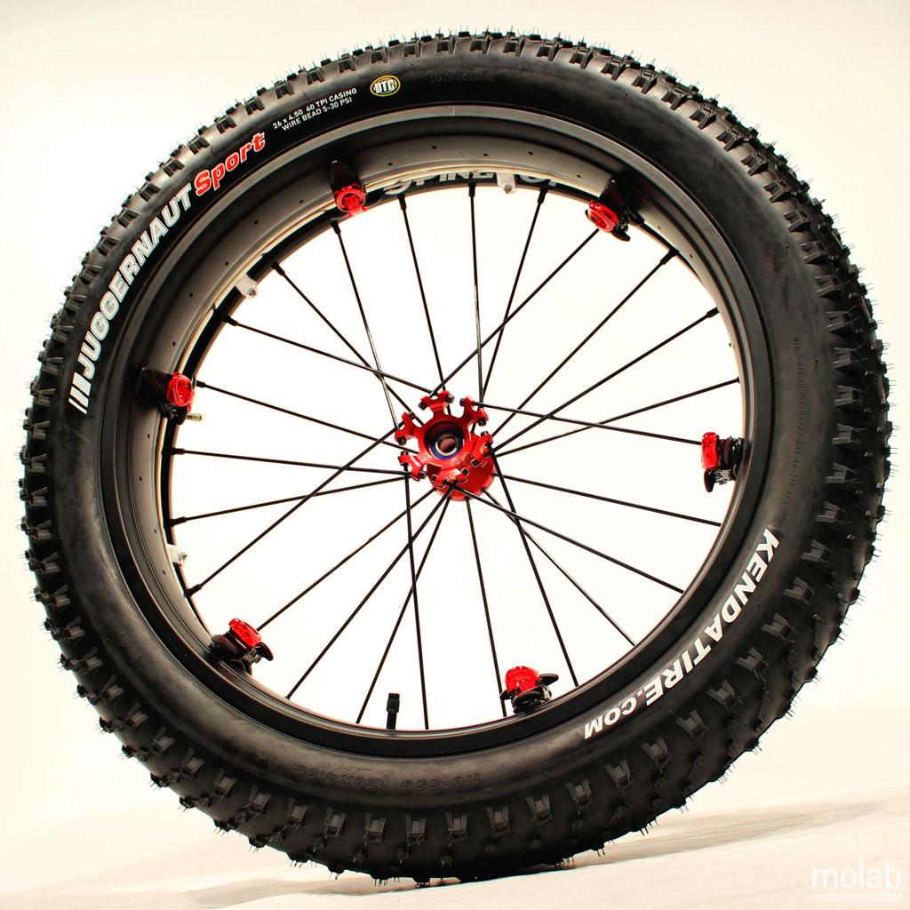 Straponwheelz stehend ohne Rollstuhl seitlich fotografiert