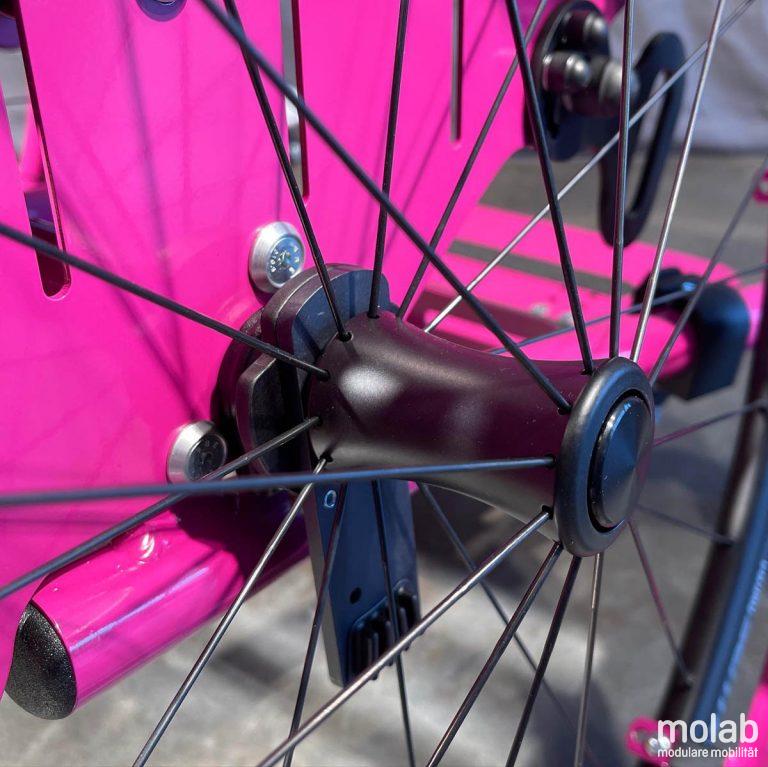 Radnabe im Detail des molab Logic Rollstuhls.