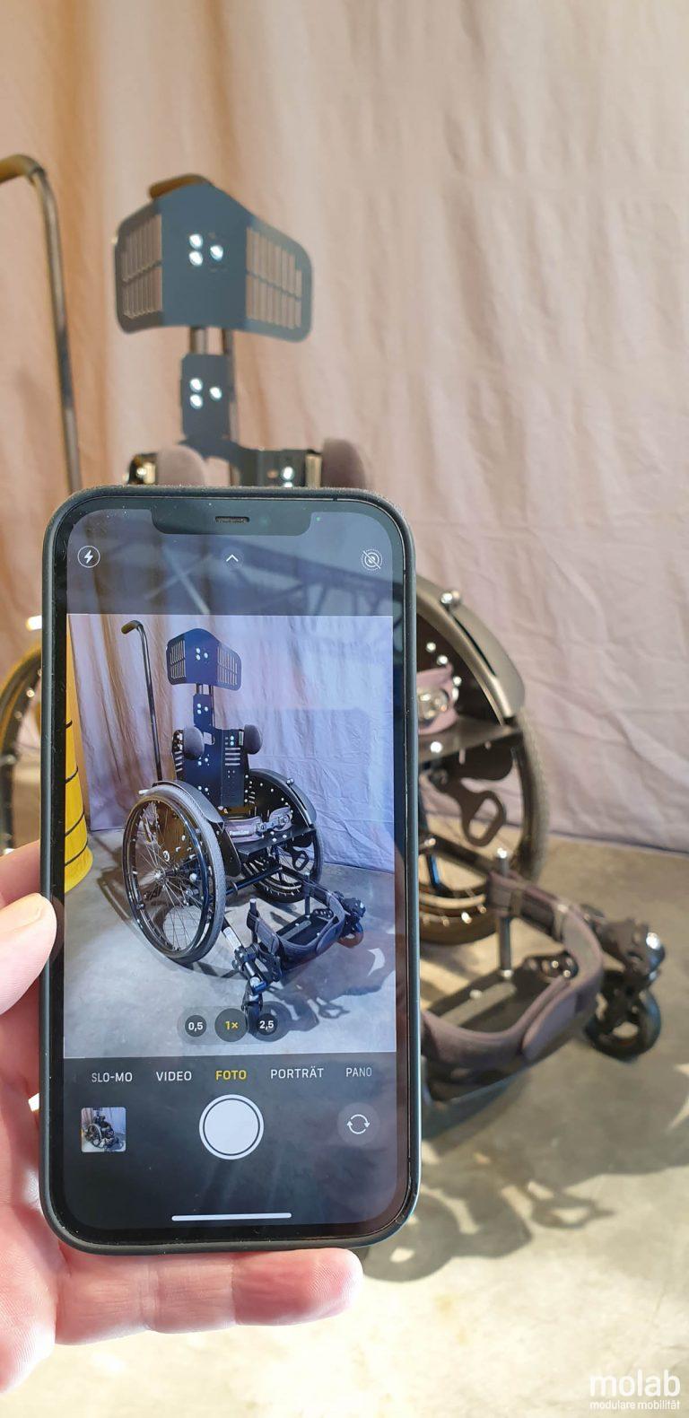 molab Logic Rollstuhl mit dem Handy Fotografiert.