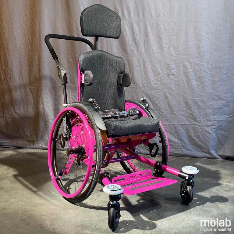 molab Logic Rollstuhl mit Sitzpolster und Bauchgurt.