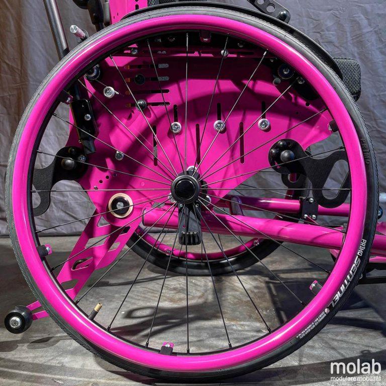 Seitenansicht molab Logic Rollstuhl alles in Pink.