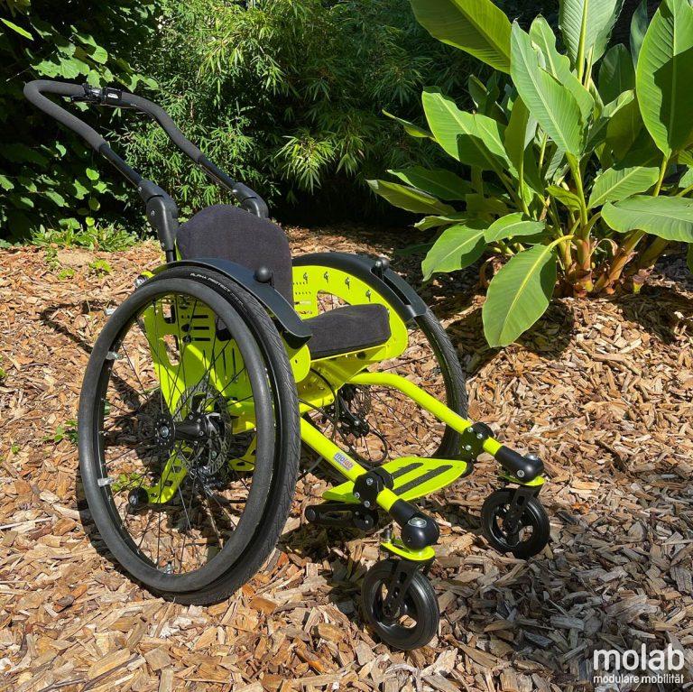 molab LOX Rollstuhl Vorderansicht im Garten auf Rindenmulch.