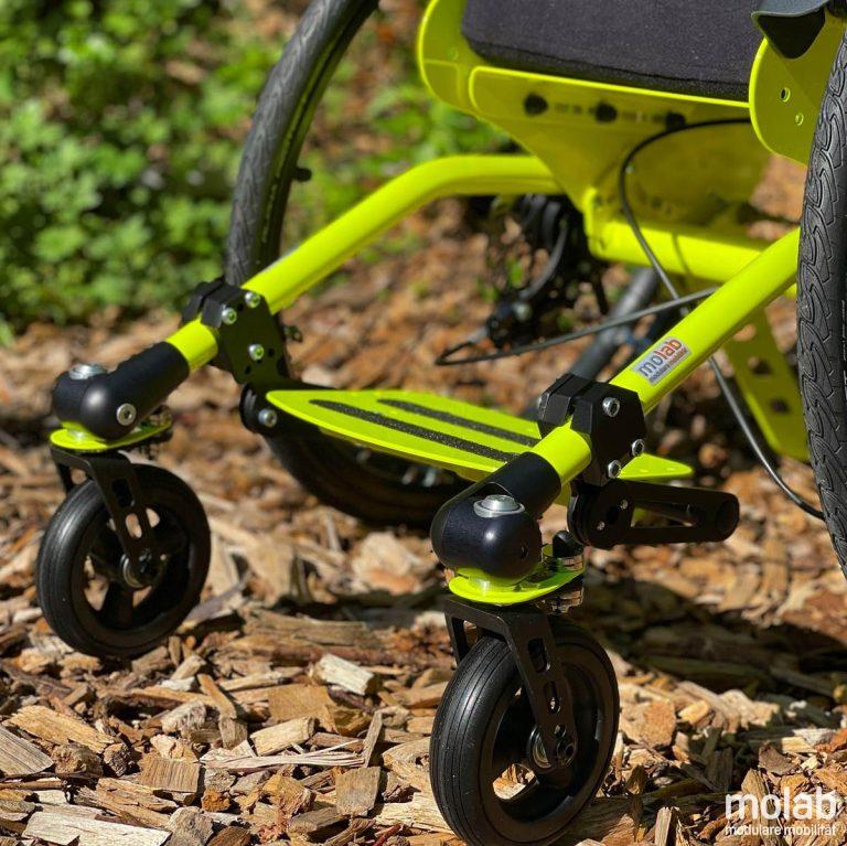 molab LOX Rollstuhl Vorderansicht im Garten auf Rindenmulch.