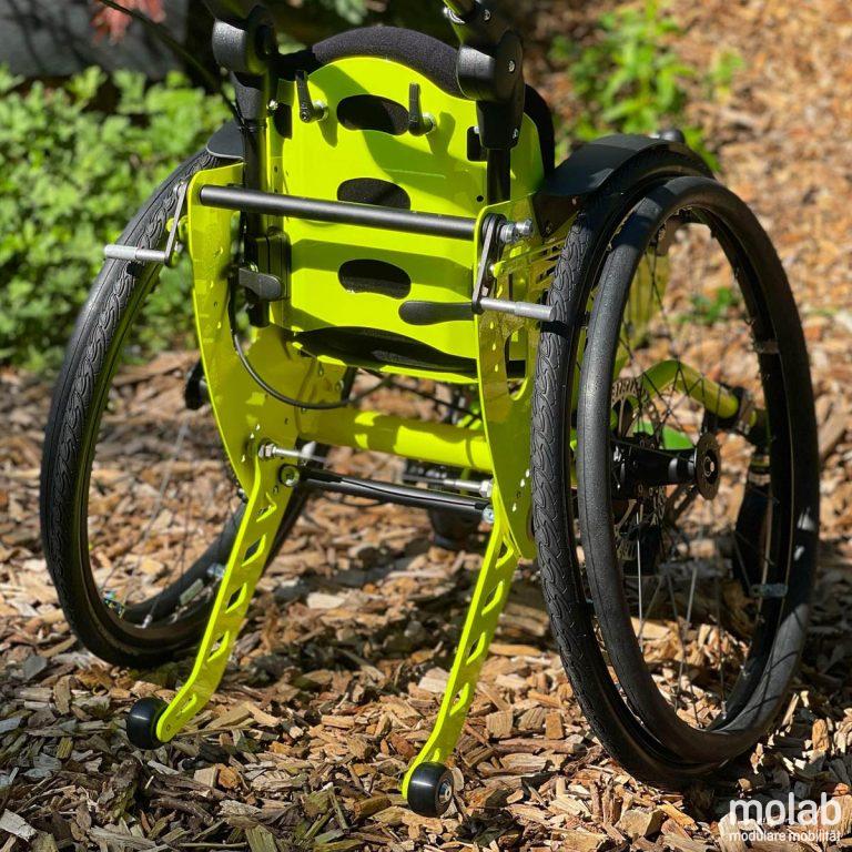 molab LOX Rollstuhl Rückansicht im Garten auf Rindenmulch.