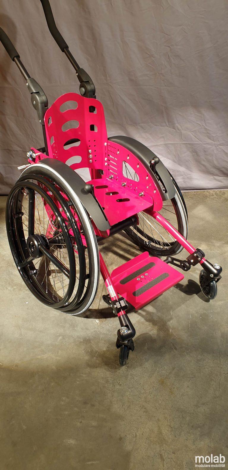 molab LOX Rollstuhl in Pink mit Einhandantrieb.