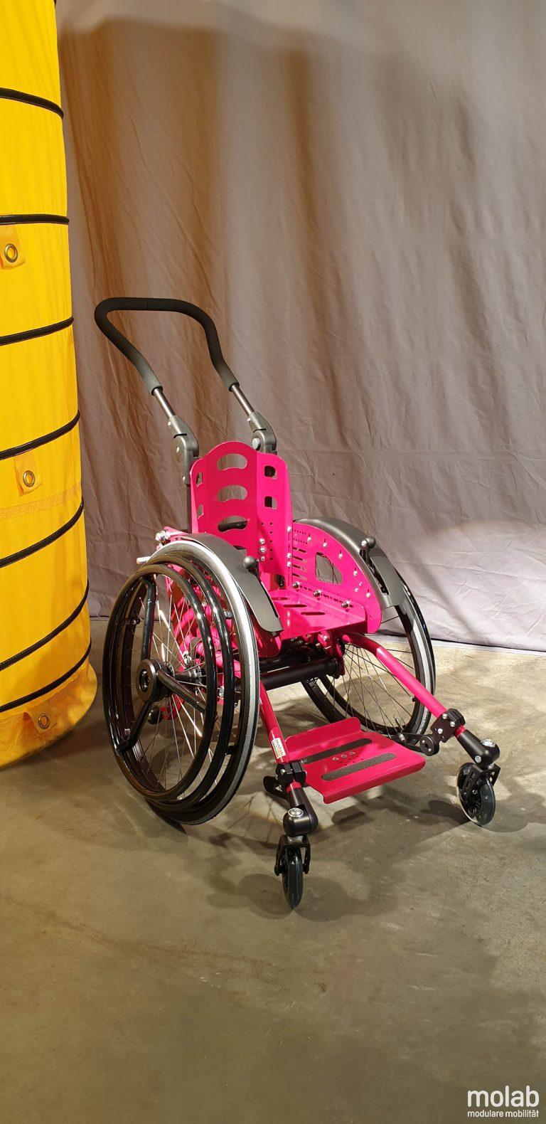 molab LOX Rollstuhl in Pink mit Einhandantrieb.