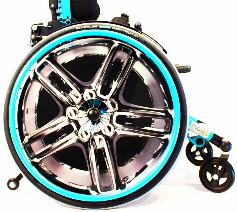 Seitenansicht des molab LOX Rollstuhls Speichenschutz Alufelge.