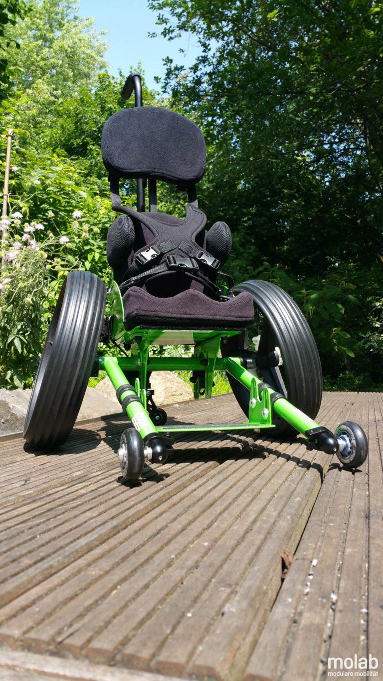 Vorderansicht molab Rollstuhl Nano mit Brustgurthalterung.