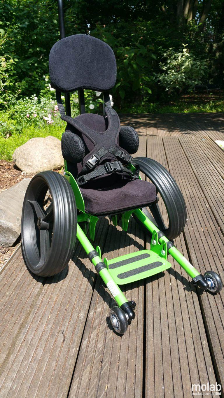 Vorderansicht molab Rollstuhl Nano mit Brustgurthalterung.