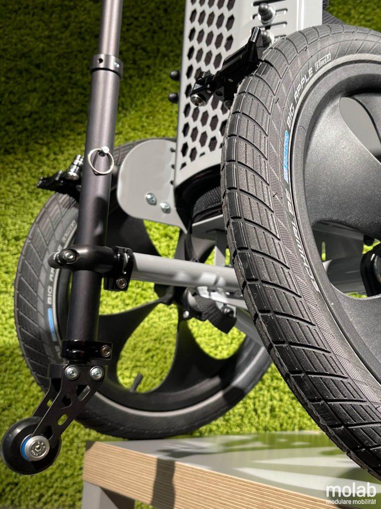 Rückansicht molab Rollstuhl Nano Schiebegriff mit Anti kipp Halterung.