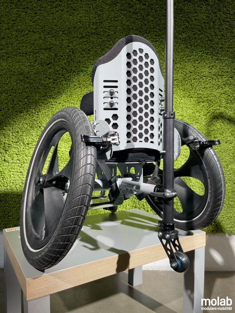 Rückansicht molab Rollstuhl Nano Schiebegriff mit Anti kipp Halterung.