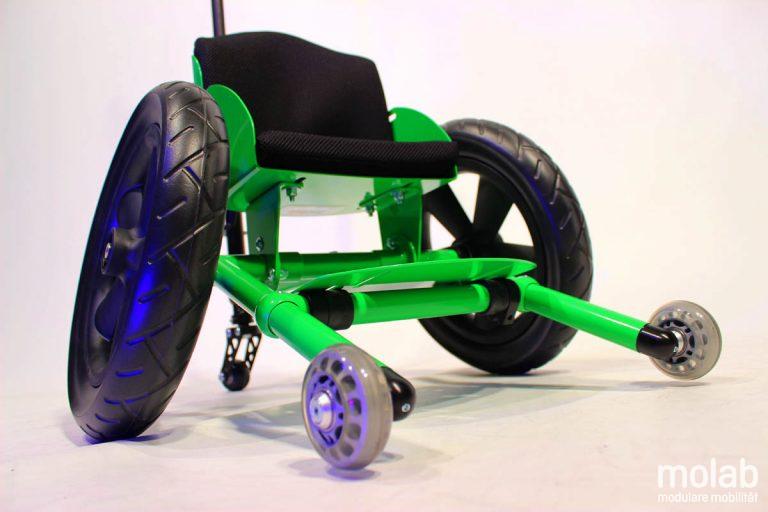 Vorderansicht molab Rollstuhl Nano in knall Grün.