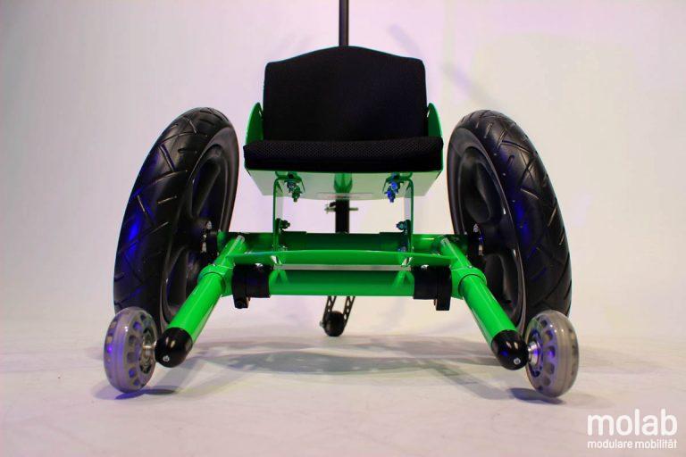 Vorderansicht molab Rollstuhl Nano in knall Grün.