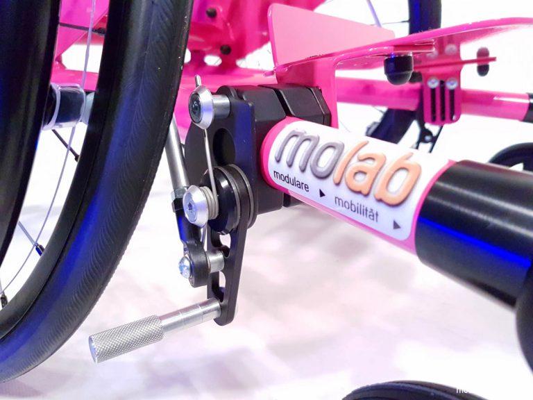 Vorderansicht molab Rollstuhl SMART Bremse im Detail.