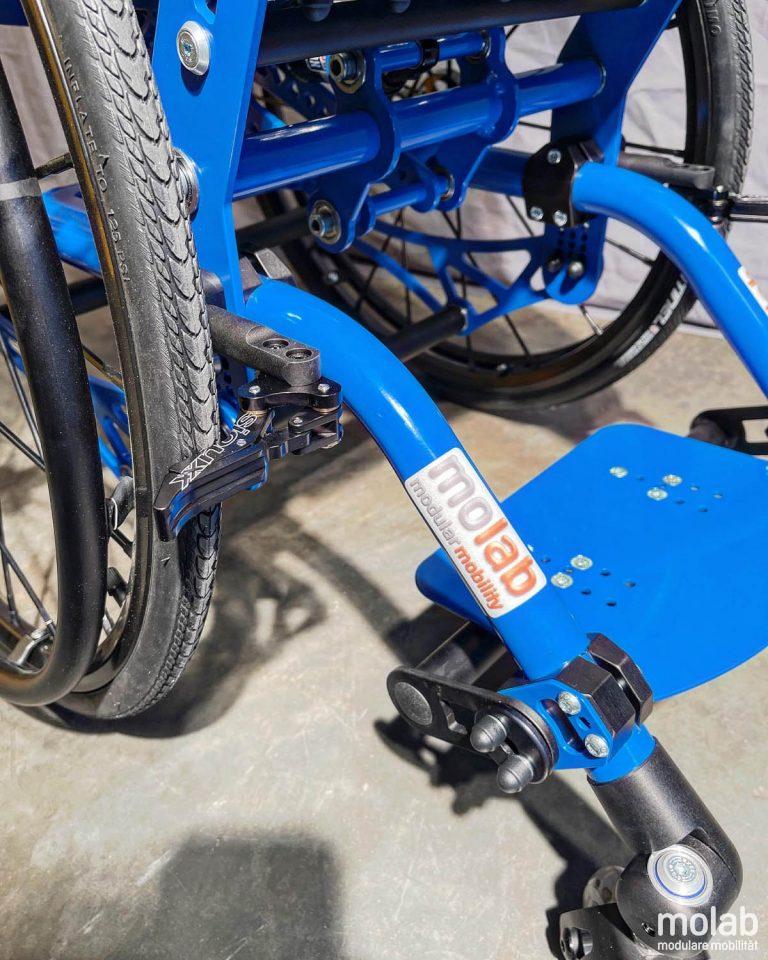 molab ZeroG Rollstuhl mit Kompaktbremse und molab Aufkleber.