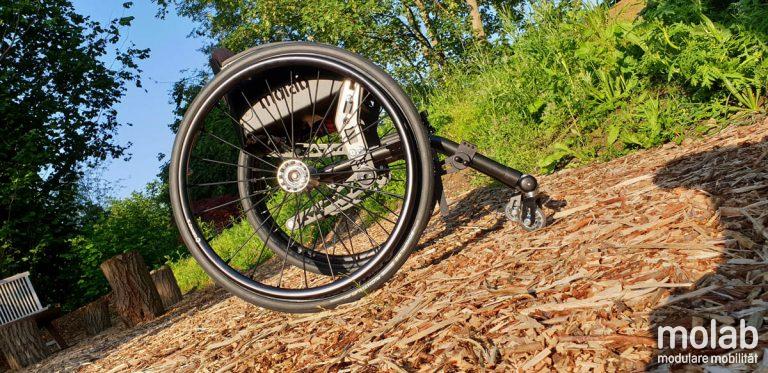 Seitenansicht molab Rollstuhl ZeroG im Garten.