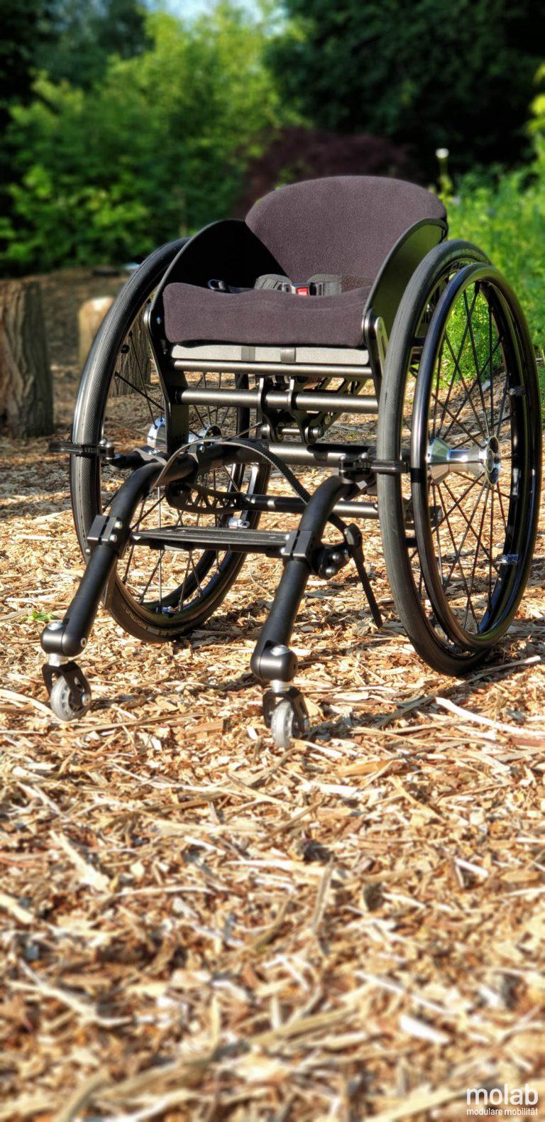 Vorderansicht molab ZeroG Rollstuhl im Garten.