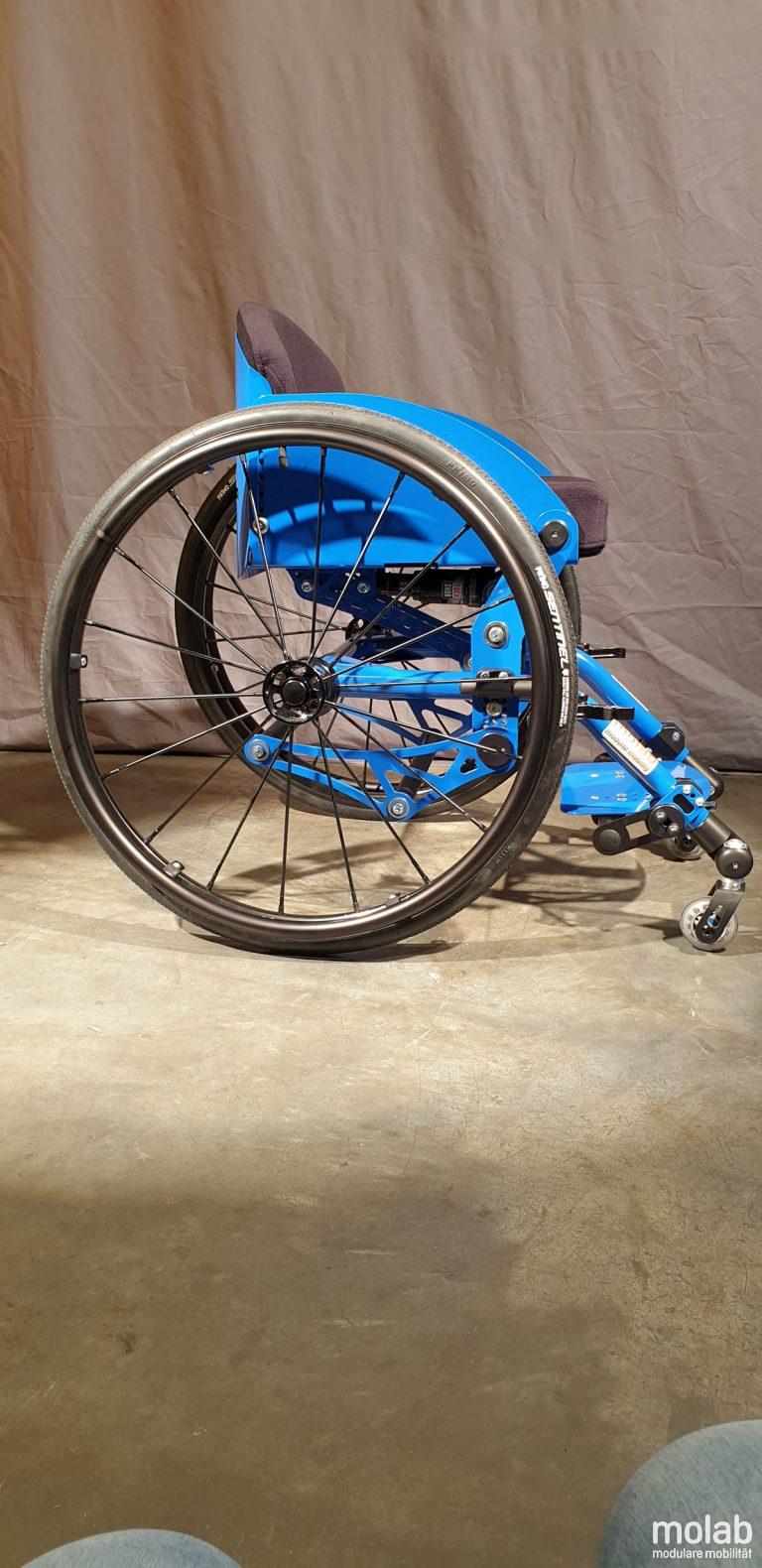 Seitenansicht Molab ZeroG Rollstuhl in Blau.
